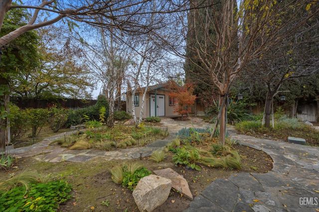 3008 N Half Moon Drive, Bakersfield, CA 93309