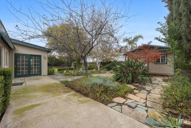 3008 N Half Moon Drive, Bakersfield, CA 93309