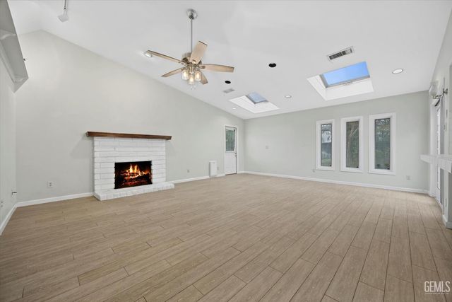 3008 N Half Moon Drive, Bakersfield, CA 93309