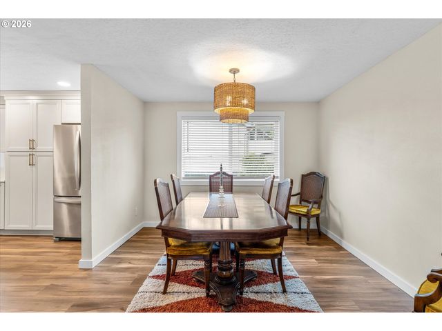 18605 SUNLITE Ct, Gladstone, OR 97027