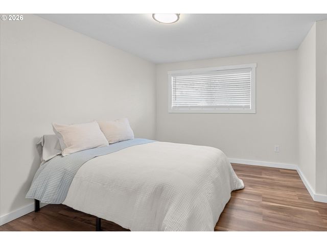 18605 SUNLITE Ct, Gladstone, OR 97027