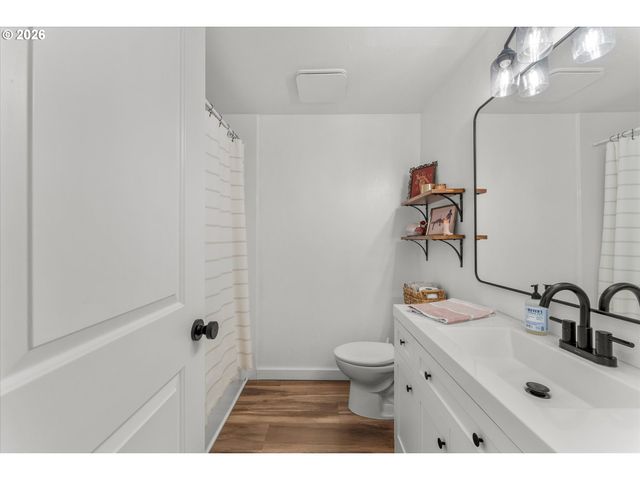 18605 SUNLITE Ct, Gladstone, OR 97027