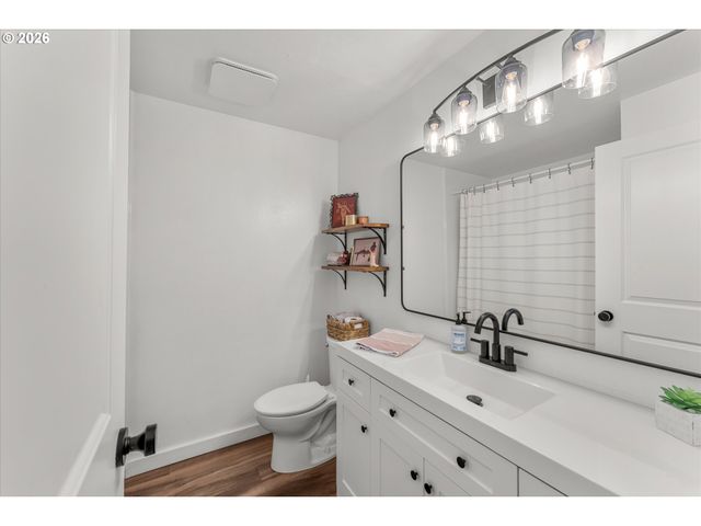 18605 SUNLITE Ct, Gladstone, OR 97027