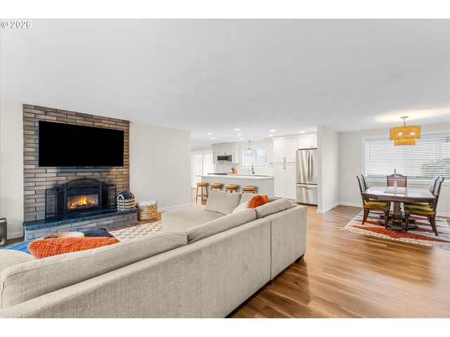 18605 SUNLITE Ct, Gladstone, OR 97027