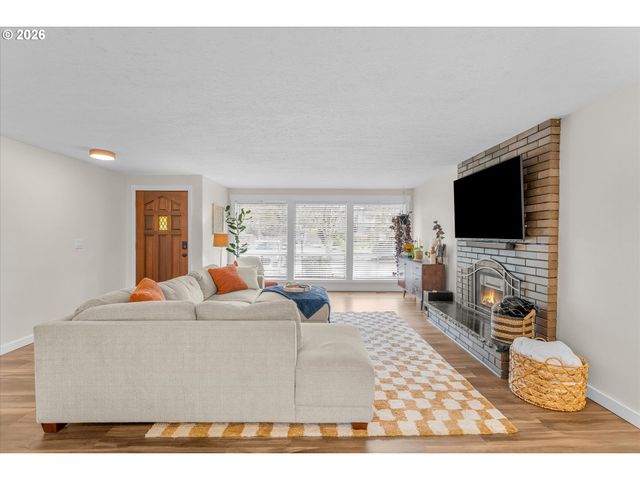 18605 SUNLITE Ct, Gladstone, OR 97027