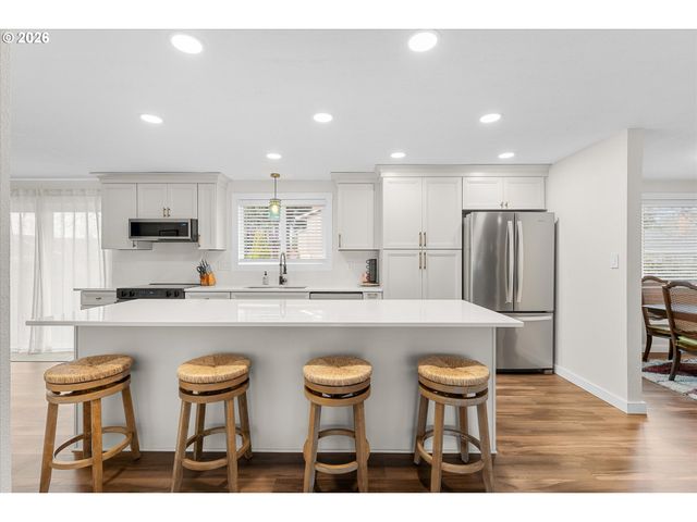 18605 SUNLITE Ct, Gladstone, OR 97027