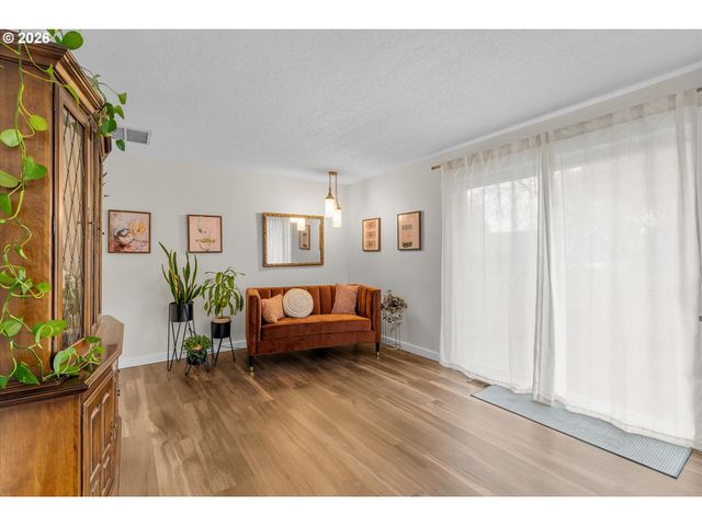 18605 SUNLITE Ct, Gladstone, OR 97027