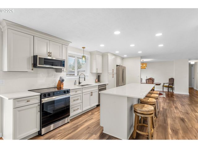 18605 SUNLITE Ct, Gladstone, OR 97027