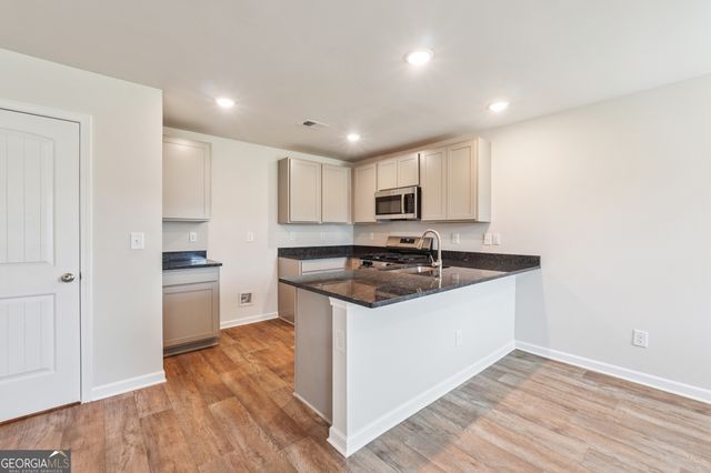 210 Harris Walk 79, West Point, GA 31833