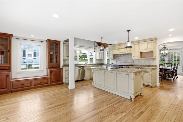 7 Brewster Rd, West Springfield, MA 01089