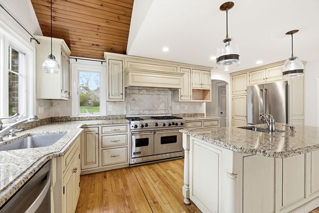 7 Brewster Rd, West Springfield, MA 01089