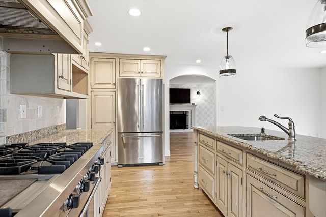 7 Brewster Rd, West Springfield, MA 01089