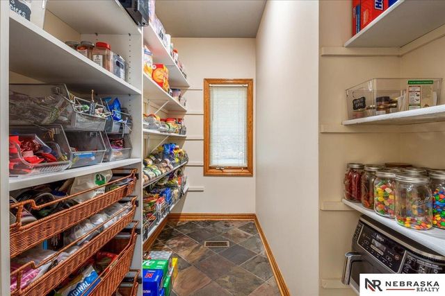 10955 N 58th Plaza, Omaha, NE 68152