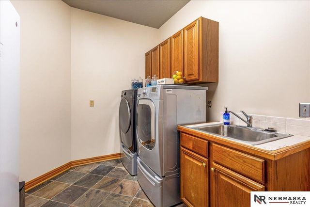 10955 N 58th Plaza, Omaha, NE 68152