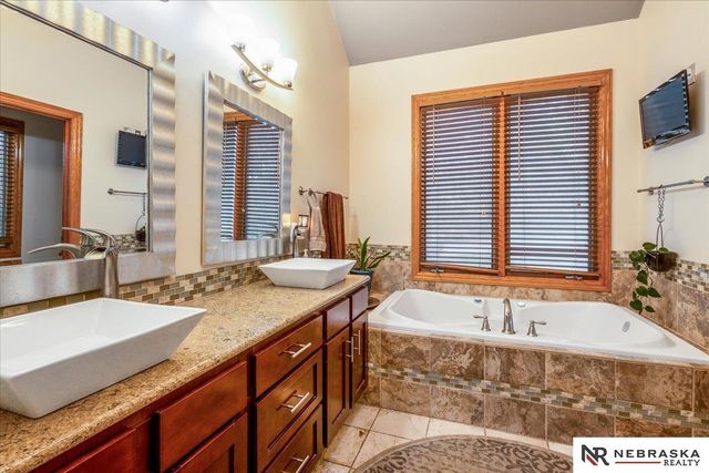 10955 N 58th Plaza, Omaha, NE 68152