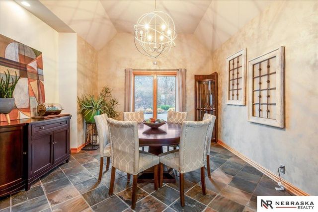 10955 N 58th Plaza, Omaha, NE 68152