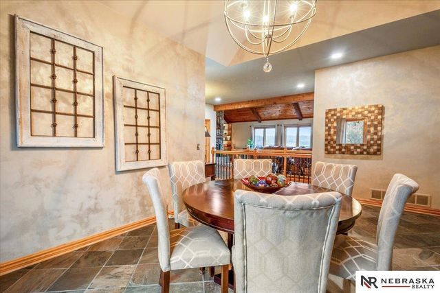 10955 N 58th Plaza, Omaha, NE 68152