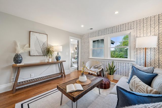 382 382 50Th St, Oakland, CA 94609