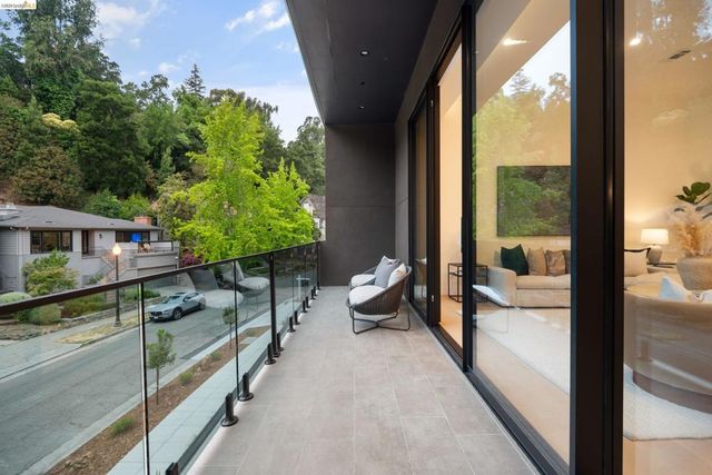 1667 Trestle Glen Rd, Oakland, CA 94610