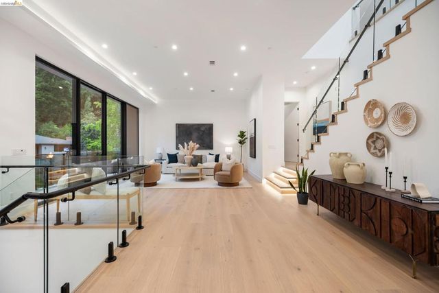 1667 Trestle Glen Rd, Oakland, CA 94610
