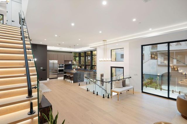 1667 Trestle Glen Rd, Oakland, CA 94610