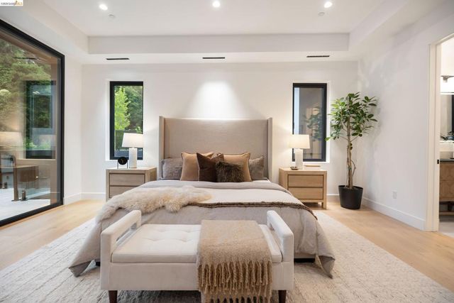 1667 Trestle Glen Rd, Oakland, CA 94610