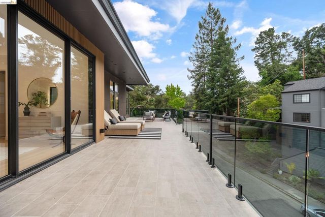 1667 Trestle Glen Rd, Oakland, CA 94610