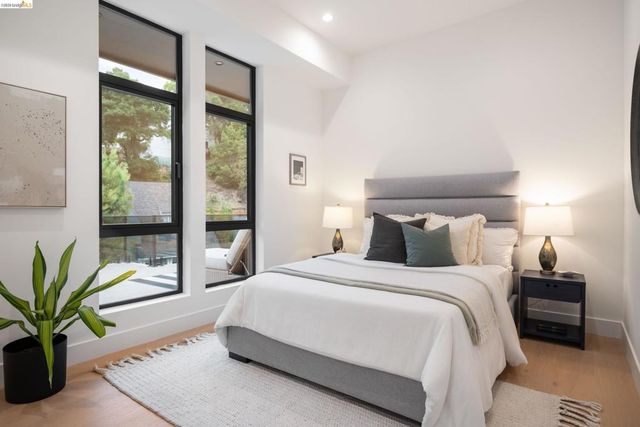 1667 Trestle Glen Rd, Oakland, CA 94610
