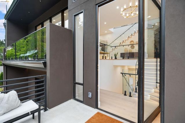 1667 Trestle Glen Rd, Oakland, CA 94610