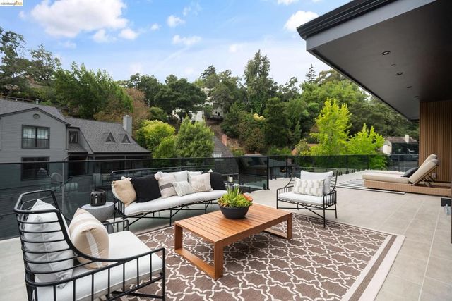 1667 Trestle Glen Rd, Oakland, CA 94610