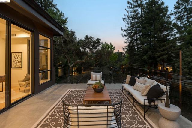 1667 Trestle Glen Rd, Oakland, CA 94610