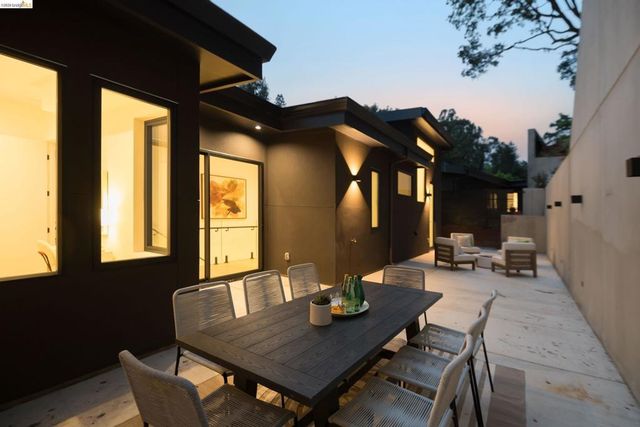 1667 Trestle Glen Rd, Oakland, CA 94610