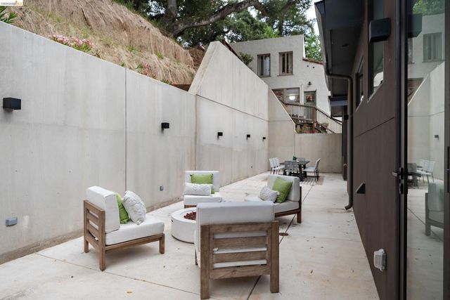 1667 Trestle Glen Rd, Oakland, CA 94610