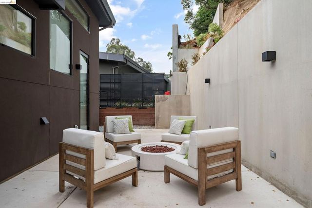 1667 Trestle Glen Rd, Oakland, CA 94610