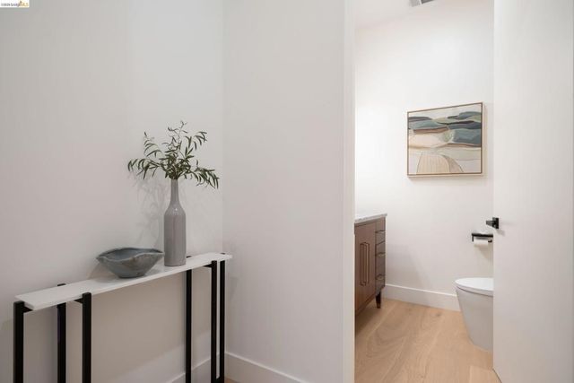 1667 Trestle Glen Rd, Oakland, CA 94610