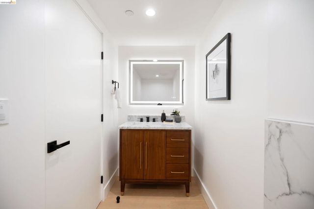 1667 Trestle Glen Rd, Oakland, CA 94610