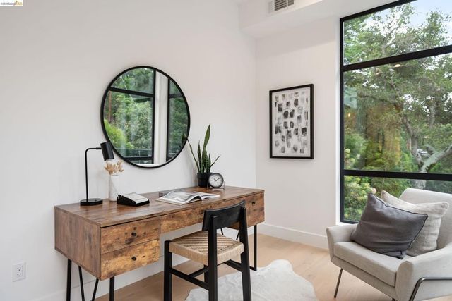 1667 Trestle Glen Rd, Oakland, CA 94610