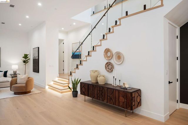 1667 Trestle Glen Rd, Oakland, CA 94610