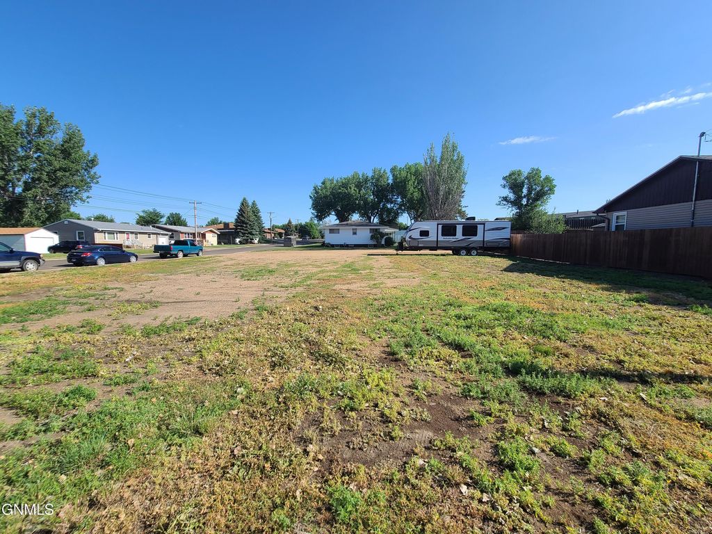9 9th Street E, Dickinson, ND 58601