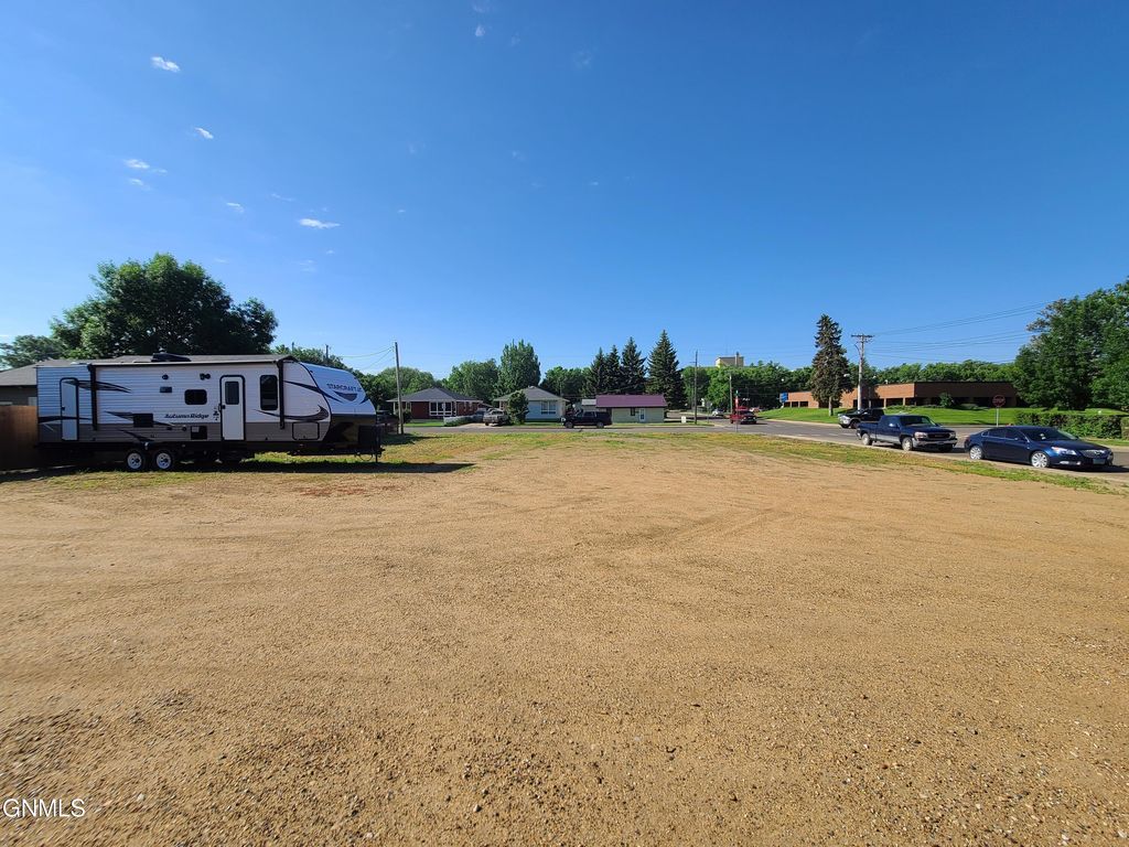9 9th Street E, Dickinson, ND 58601 photo 3