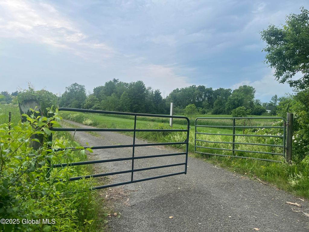 000 School House Rd Road, Stuyvesant, NY 12173