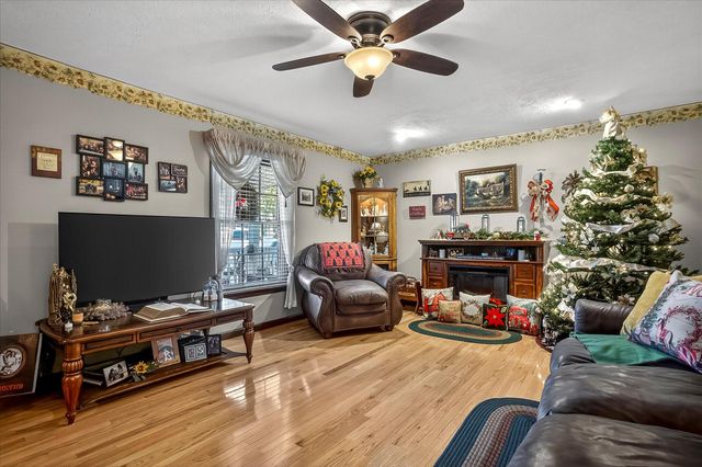 1502 E Sycamore Street, Ozark, MO 65721