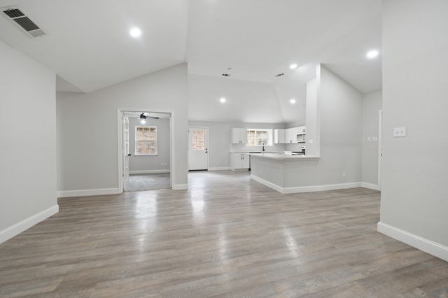 310 Valley Spring Drive, Arlington, TX 76018