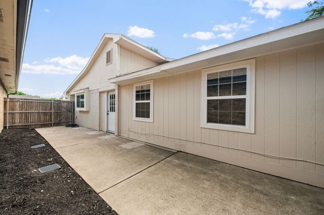 310 Valley Spring Drive, Arlington, TX 76018
