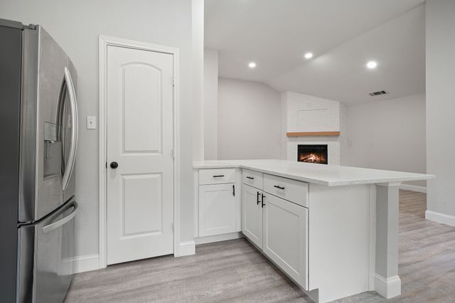 310 Valley Spring Drive, Arlington, TX 76018