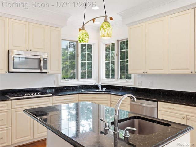 1797 Blue Grass Drive, Rochester Hills, MI 48306
