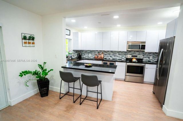 5290 Palm Ave, Hialeah, FL 33012