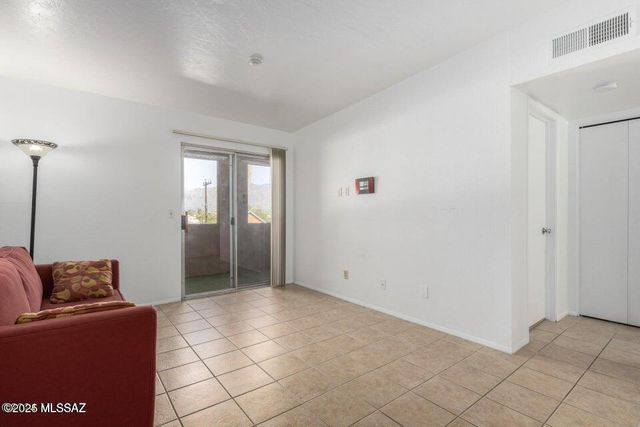 1810 E Blacklidge Dr Apt 123, Tucson, AZ 85719