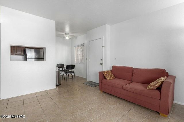 1810 E Blacklidge Dr Apt 123, Tucson, AZ 85719