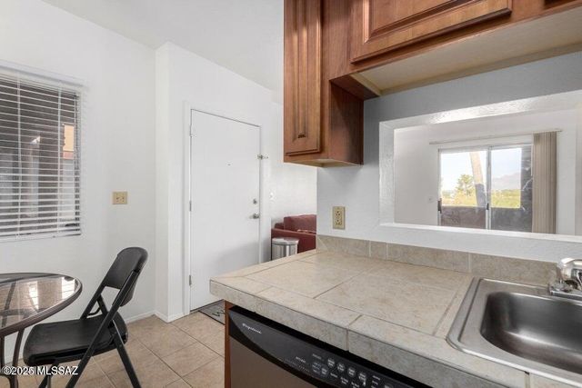 1810 E Blacklidge Dr Apt 123, Tucson, AZ 85719